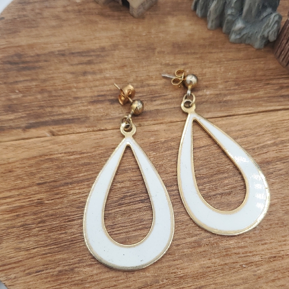 Elegant Gold Tone and White Teardrop Openwork Earrings E250